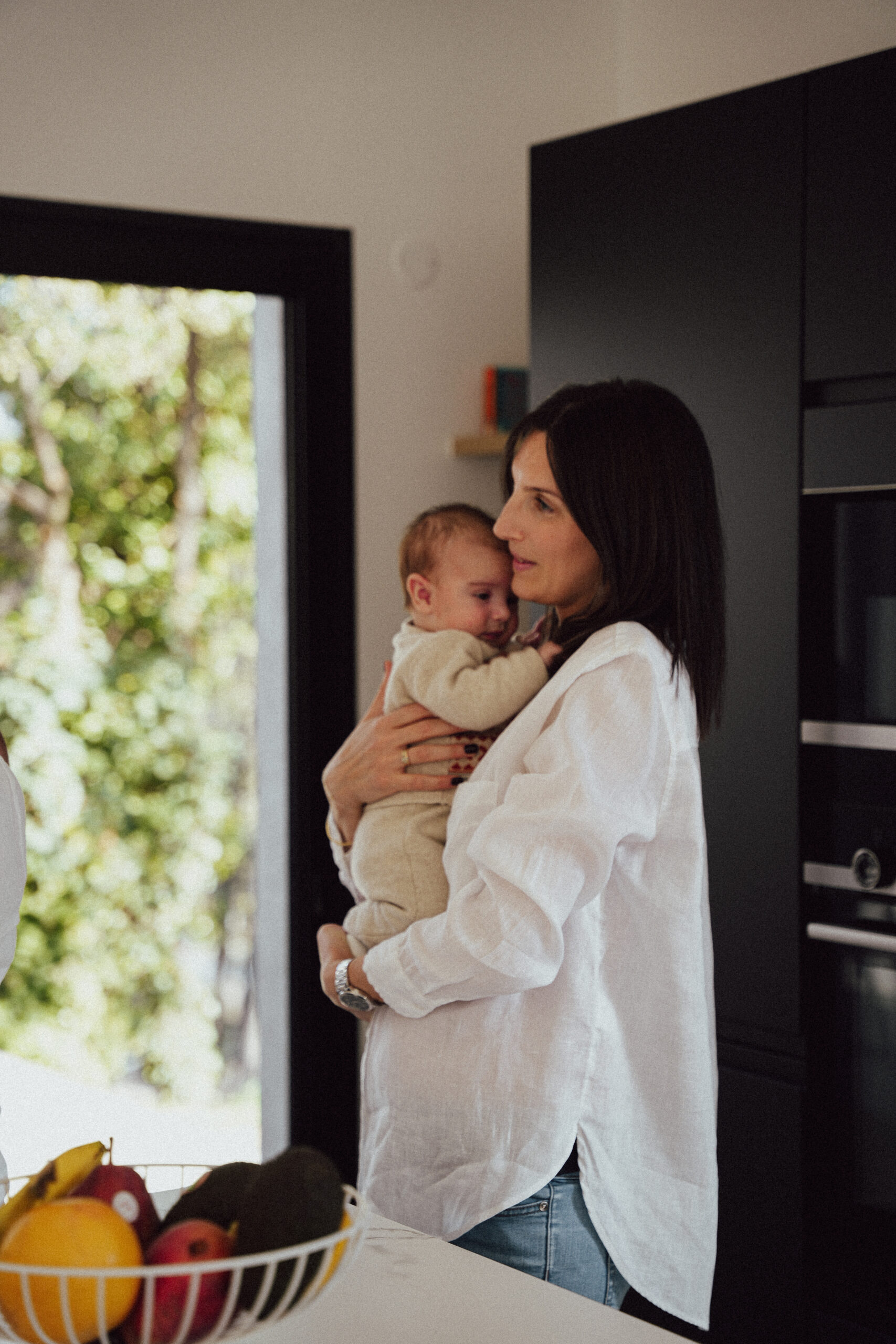 Maman câlinant tendrement son bébé