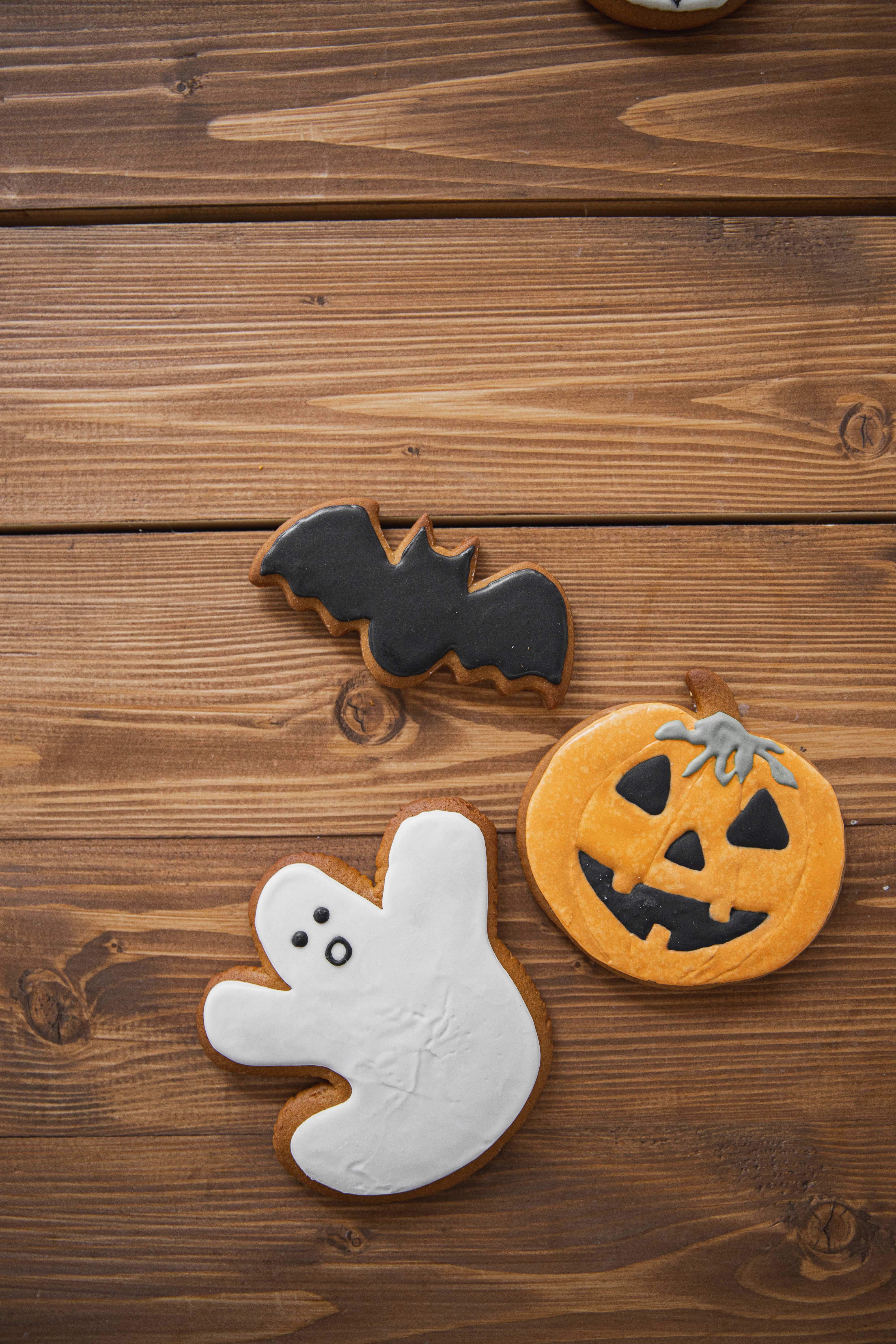 "Biscuits d’Halloween en forme de citrouille décorés, faits maison avec du thé noir épicé"