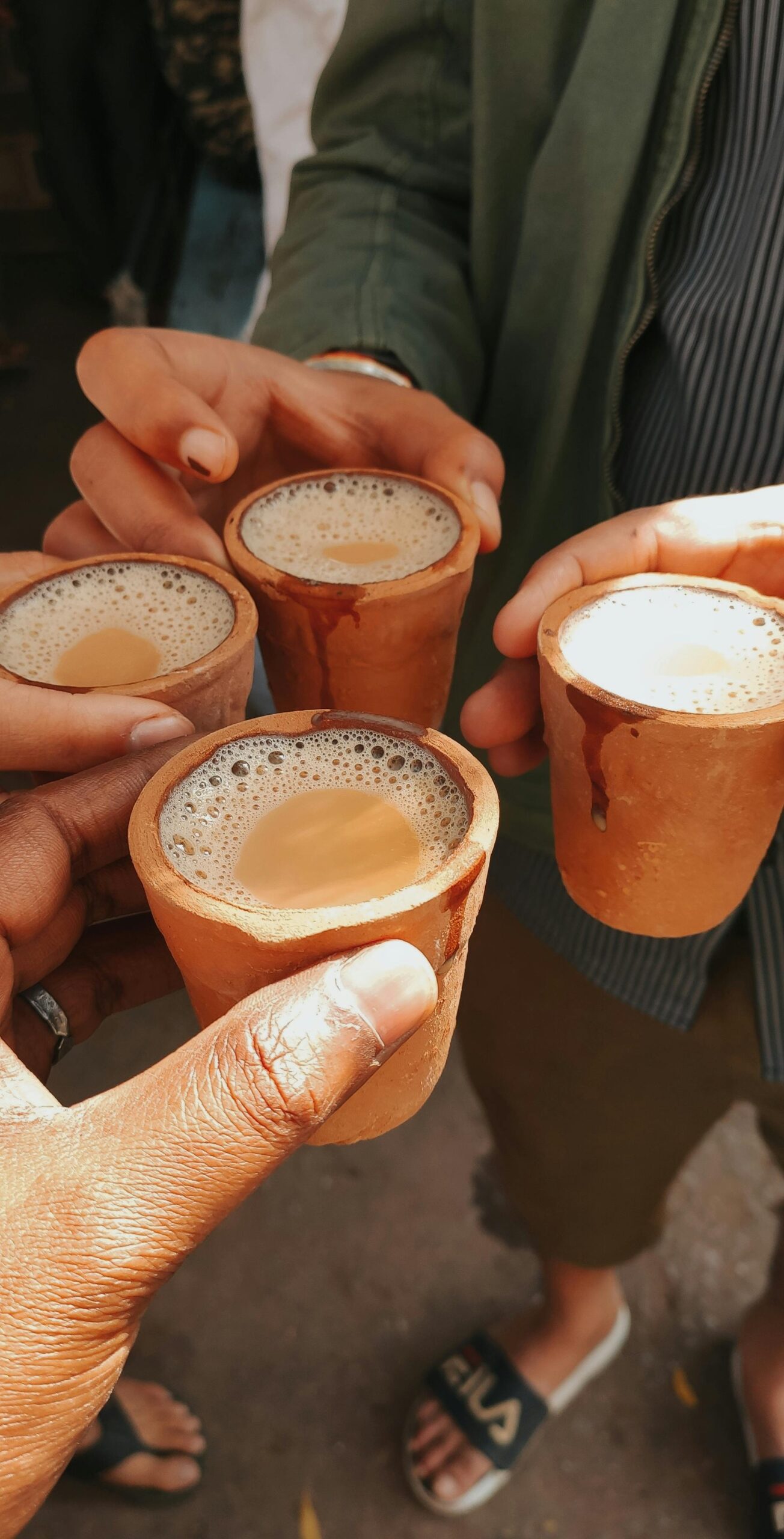 Chai indien épicé préparé avec du thé Assam, du lait et des épices comme la cannelle et la cardamome