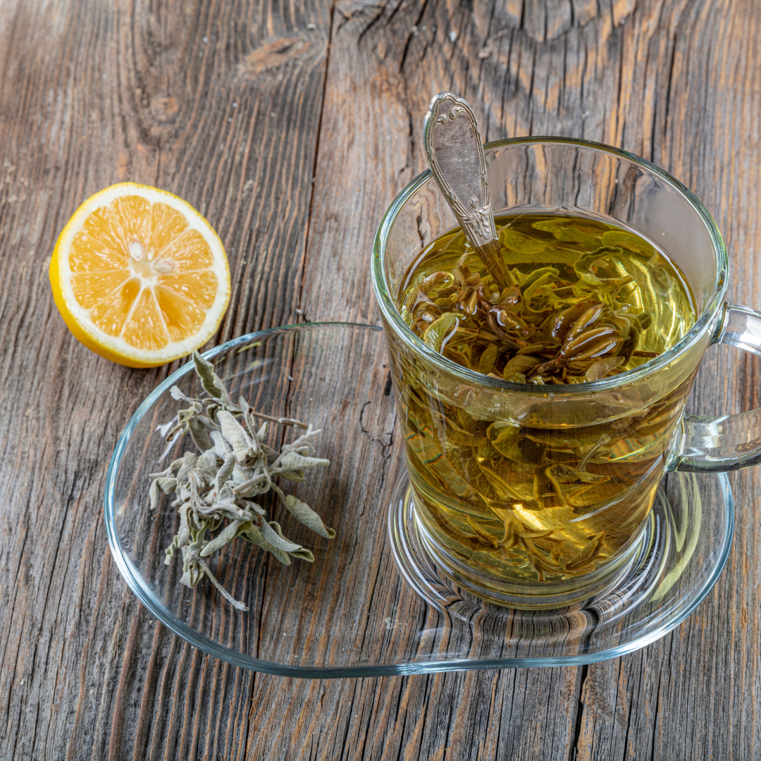 Tisane de sauge avec miel et citron, boisson naturelle pour apaiser les maux de l’hiver.