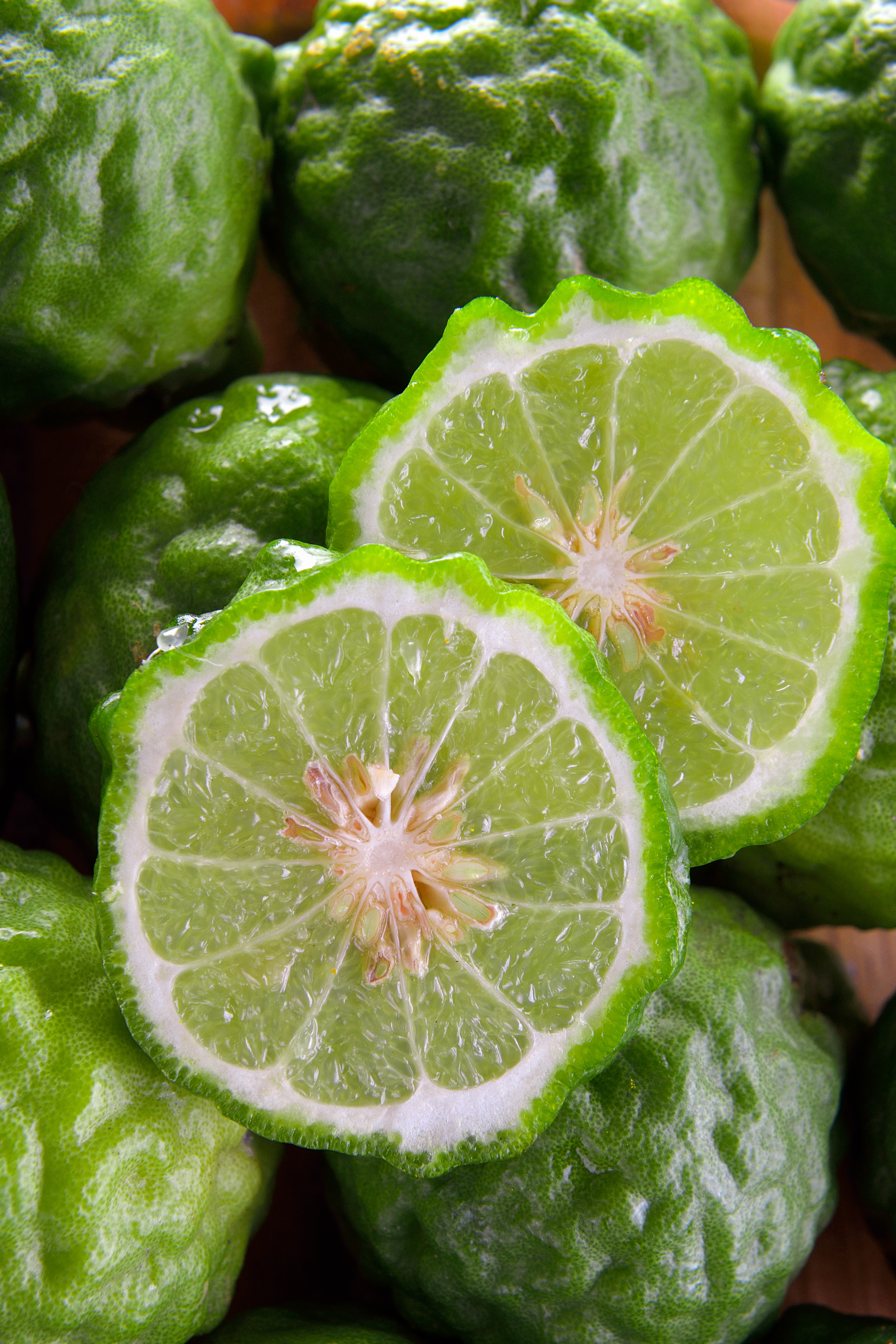 Fruit de bergamote entier et ouvert, montrant la chair et le zeste aromatique utilisé pour parfumer le thé.