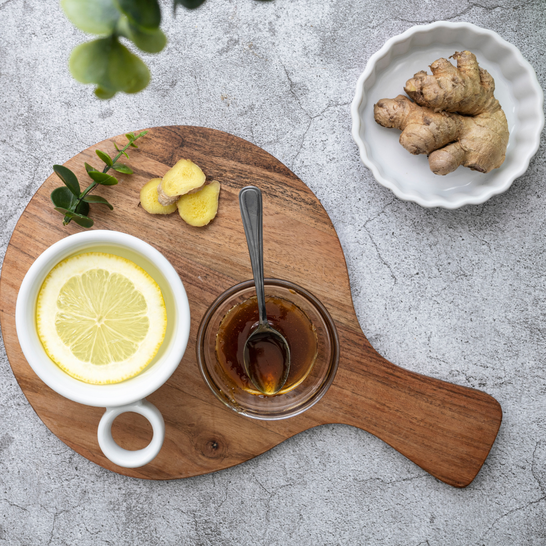 Tisane de gingembre avec citron et miel, remède naturel pour booster l’immunité.